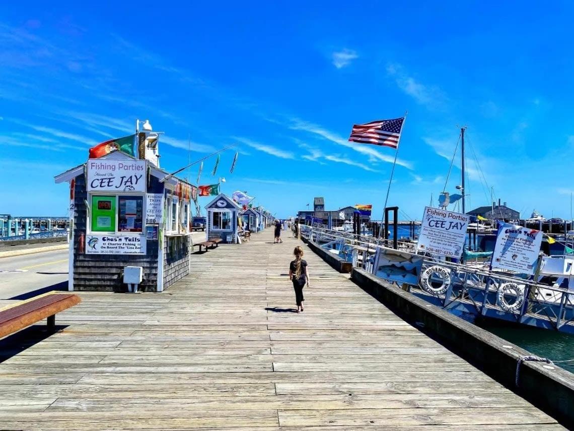 Center Of Town Steps Away Private Deck Apartment Provincetown Exterior photo